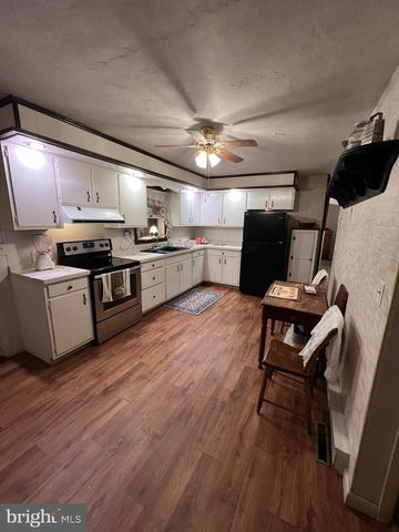 2 LOCUST LN, Womelsdorf, PA 19567