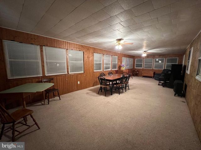 2 LOCUST LN, Womelsdorf, PA 19567