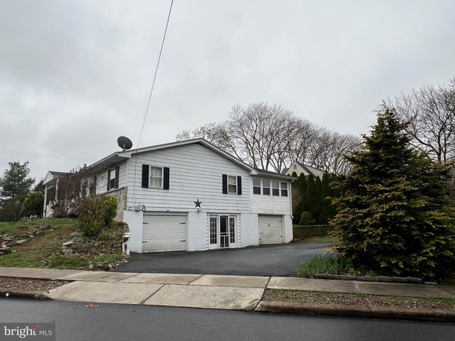 2 LOCUST LN, Womelsdorf, PA 19567