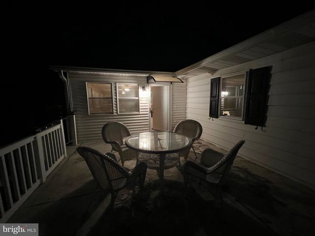 2 LOCUST LN, Womelsdorf, PA 19567