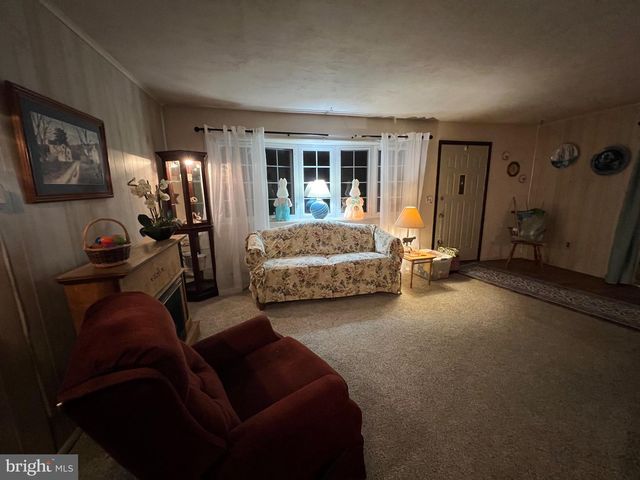 2 LOCUST LN, Womelsdorf, PA 19567