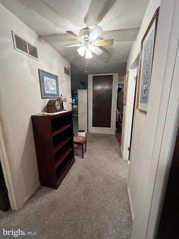 2 LOCUST LN, Womelsdorf, PA 19567