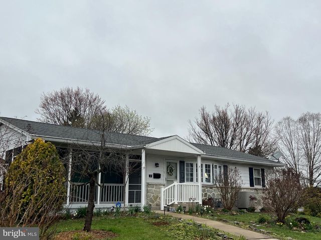 2 LOCUST LN, Womelsdorf, PA 19567