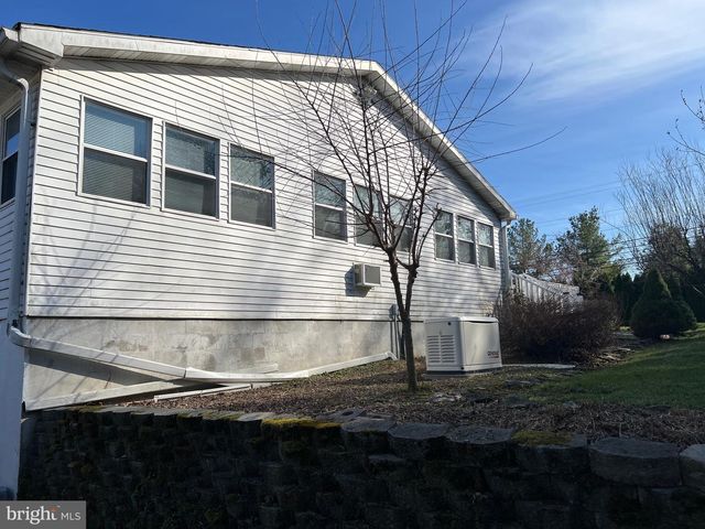 2 LOCUST LN, Womelsdorf, PA 19567