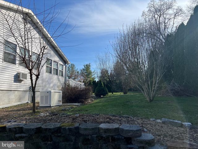 2 LOCUST LN, Womelsdorf, PA 19567