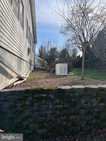 2 LOCUST LN, Womelsdorf, PA 19567