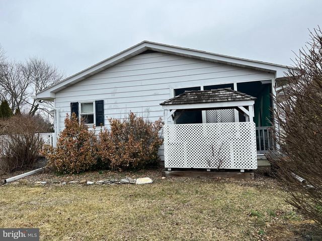 2 LOCUST LN, Womelsdorf, PA 19567