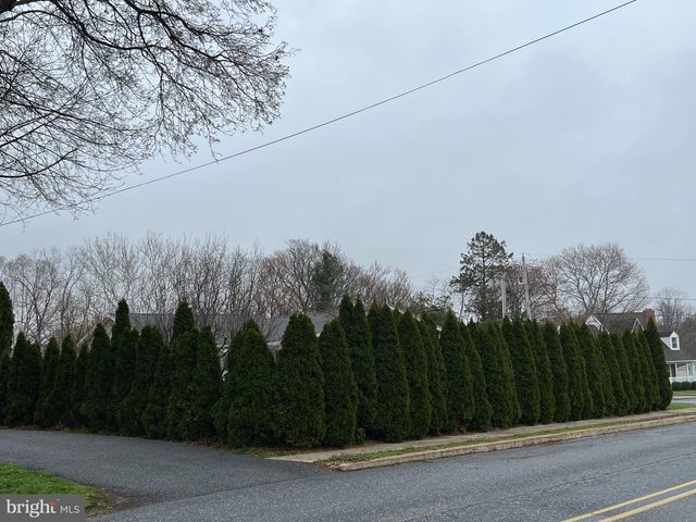 2 LOCUST LN, Womelsdorf, PA 19567