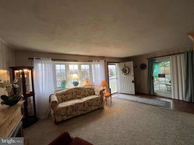 2 LOCUST LN, Womelsdorf, PA 19567