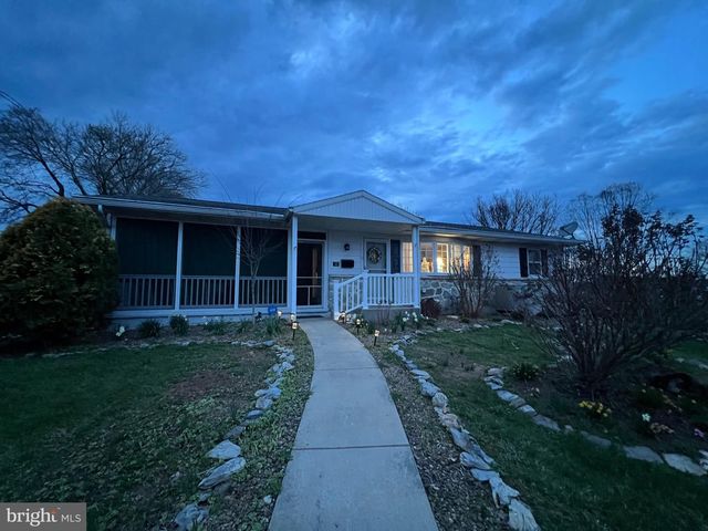 2 LOCUST LN, Womelsdorf, PA 19567