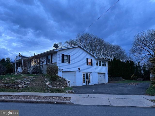 2 LOCUST LN, Womelsdorf, PA 19567