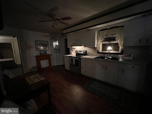 2 LOCUST LN, Womelsdorf, PA 19567