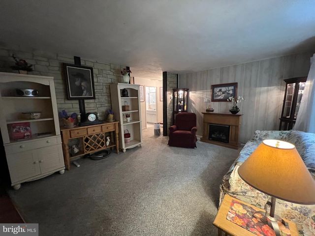 2 LOCUST LN, Womelsdorf, PA 19567