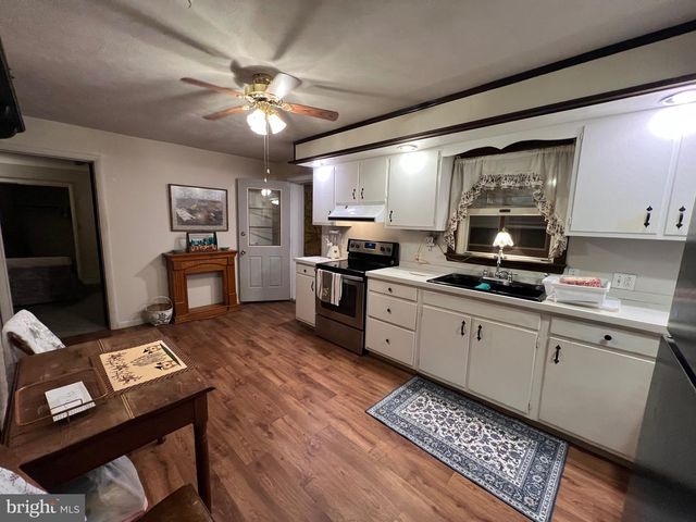 2 LOCUST LN, Womelsdorf, PA 19567