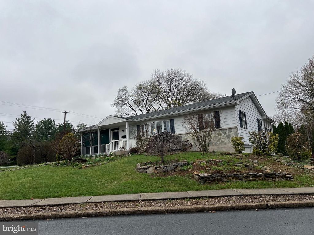 2 LOCUST LN, Womelsdorf, PA 19567