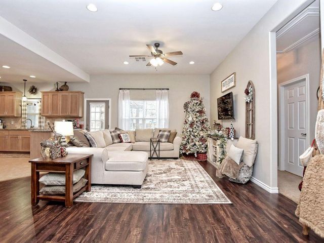 106 Ninole CT, Bastrop, TX 78602