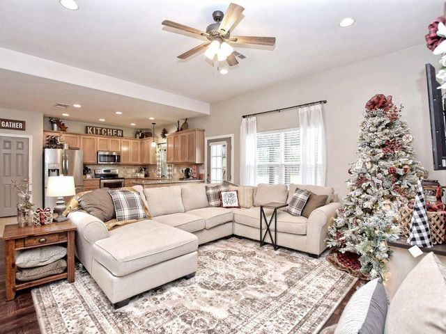 106 Ninole CT, Bastrop, TX 78602