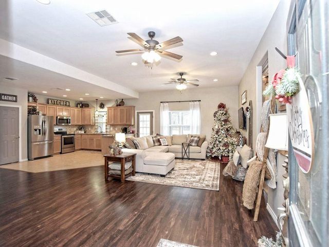 106 Ninole CT, Bastrop, TX 78602