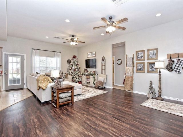 106 Ninole CT, Bastrop, TX 78602