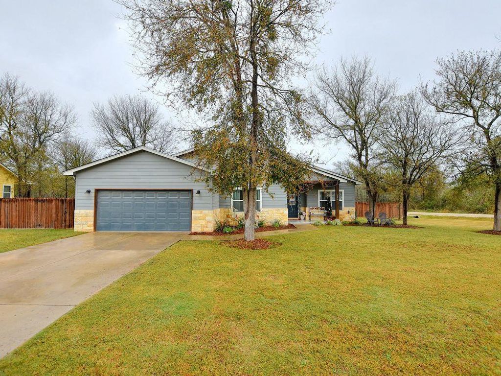 106 Ninole CT, Bastrop, TX 78602