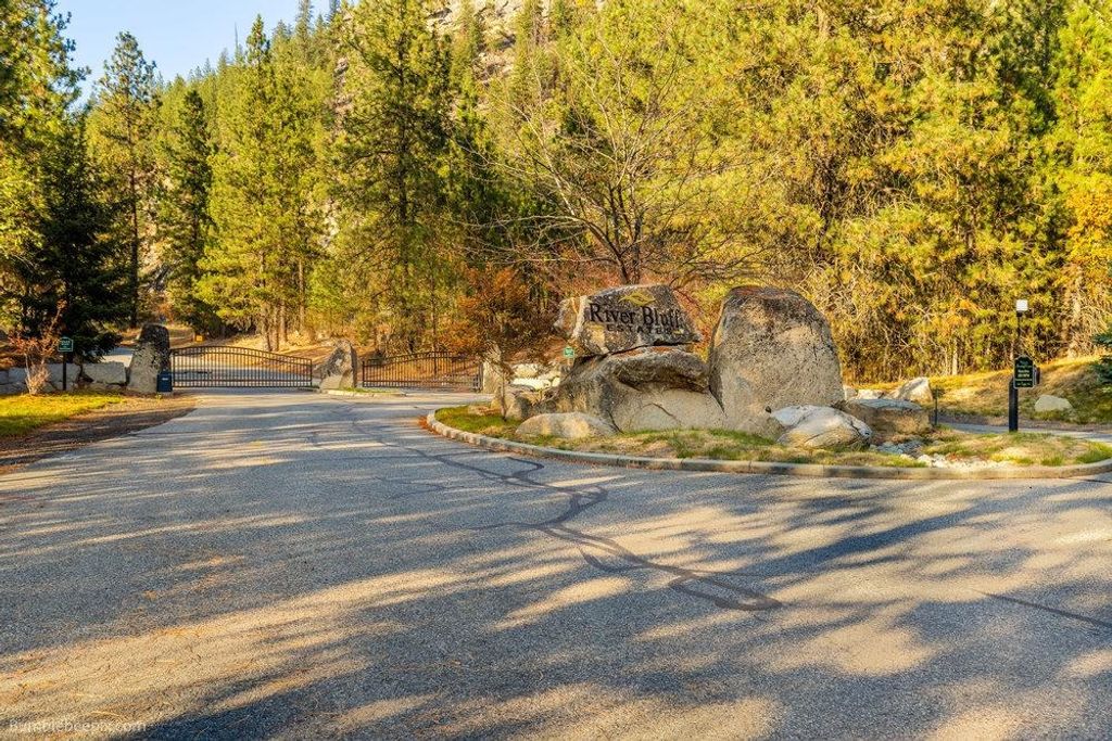 13601 N RIVERBLUFF Ln, Spokane, WA 99208