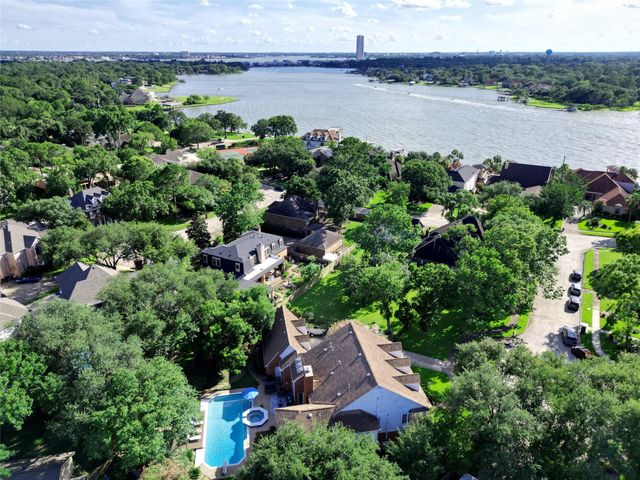 310 Oakview Circle, El Lago, TX 77586