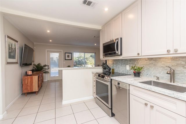 704 NE 14th Place, Fort Lauderdale, FL 33304