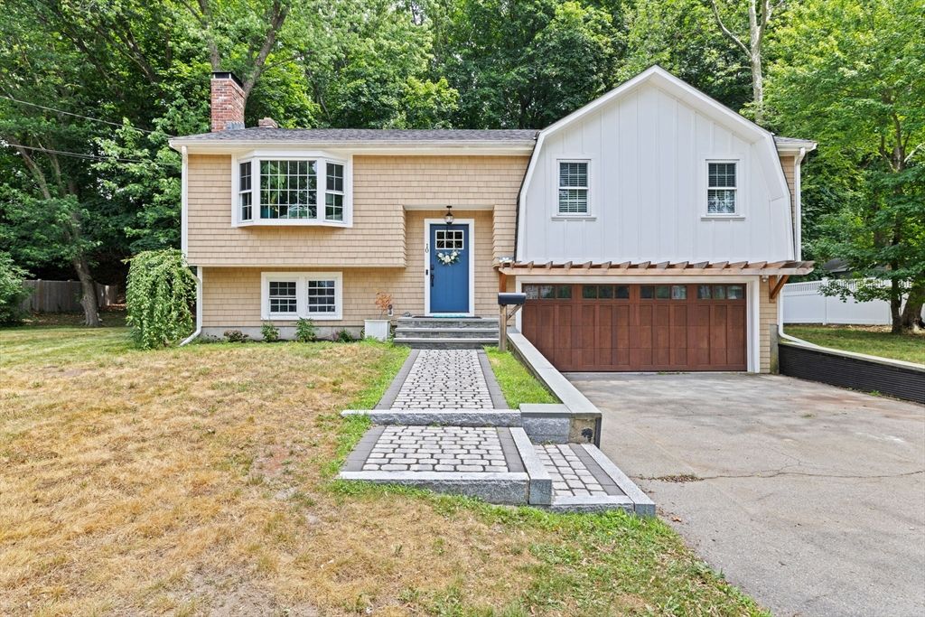 10 Grenadier Rd, Hingham, MA 02043