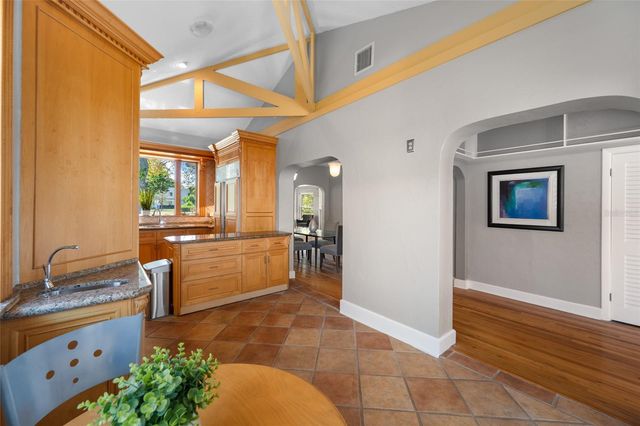 205 25TH AVENUE NE, St Petersburg, FL 33704