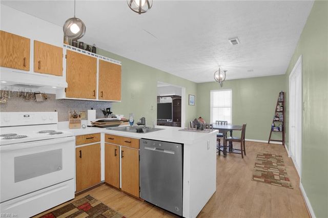 124 Woodside DR, Williamsburg, VA 23185