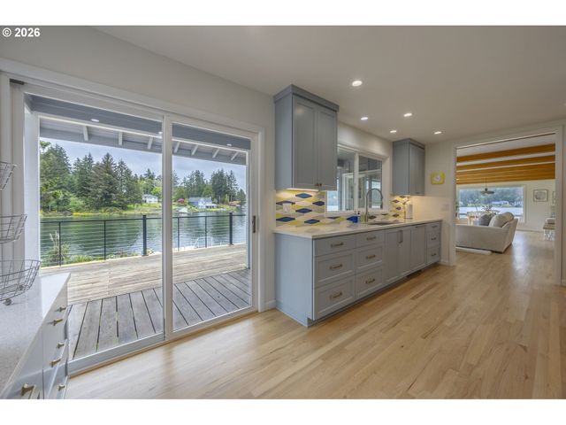 2170 Ne LAKE Dr, Lincoln City, OR 97367