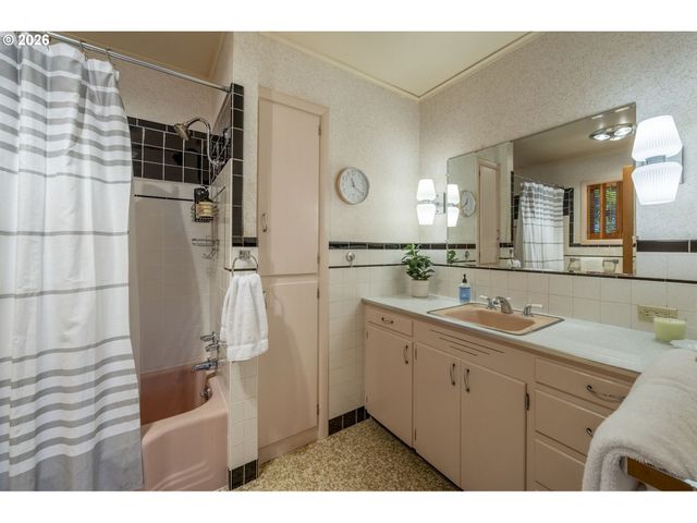 2170 Ne LAKE Dr, Lincoln City, OR 97367