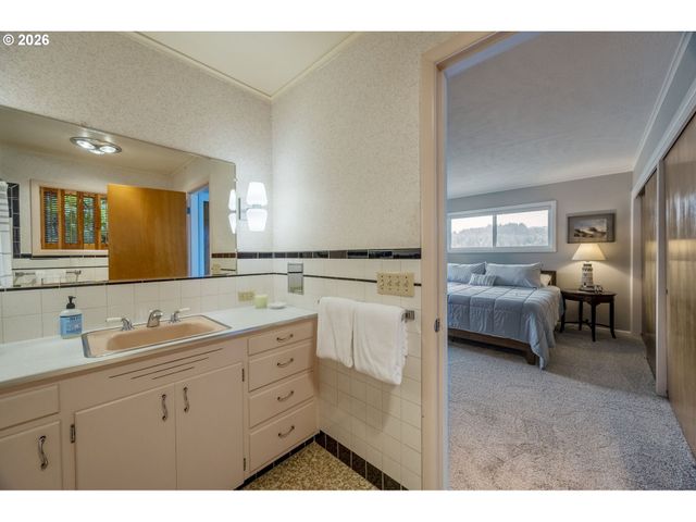 2170 Ne LAKE Dr, Lincoln City, OR 97367