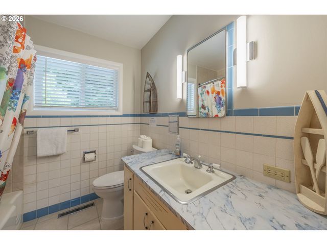 2170 Ne LAKE Dr, Lincoln City, OR 97367