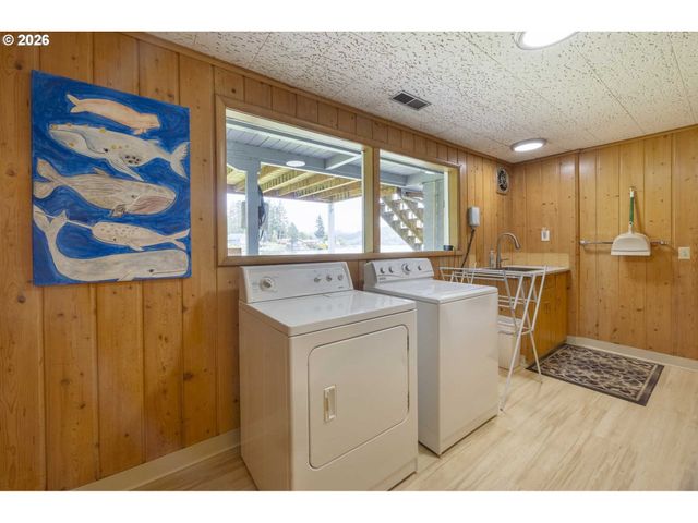 2170 Ne LAKE Dr, Lincoln City, OR 97367