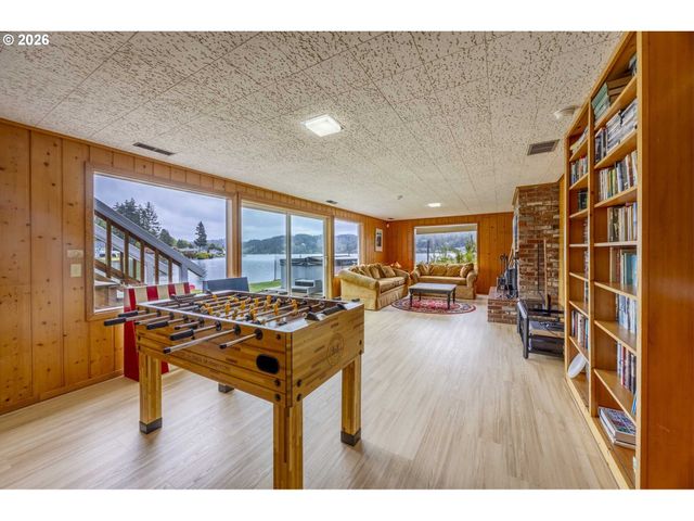 2170 Ne LAKE Dr, Lincoln City, OR 97367
