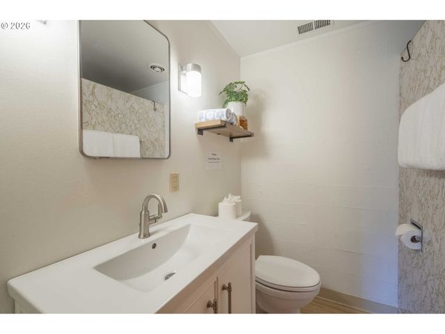 2170 Ne LAKE Dr, Lincoln City, OR 97367