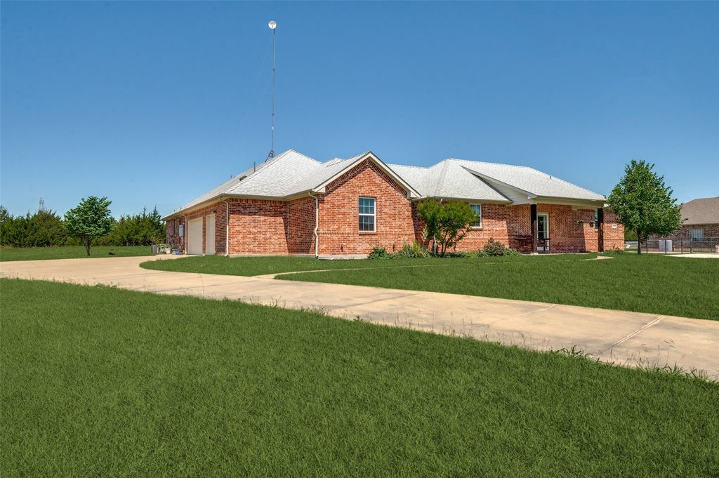 949 Stephen Court, Farmersville, TX 75442