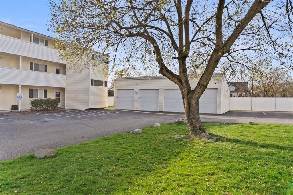 222 N Hutchinson Rd, Spokane Valley, WA 99212