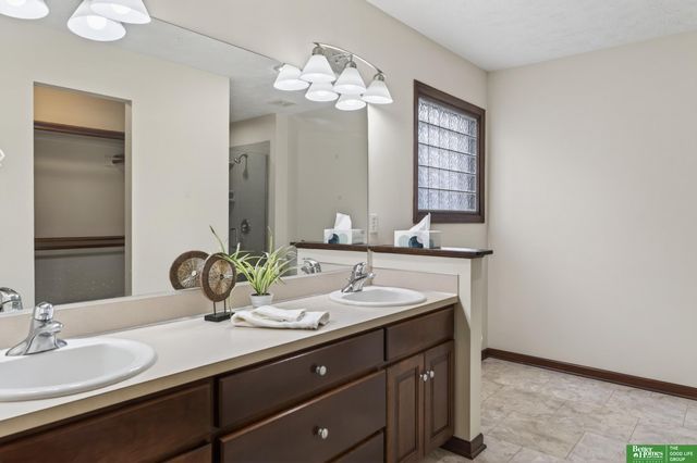 8123 S 107th Street, La Vista, NE 68128