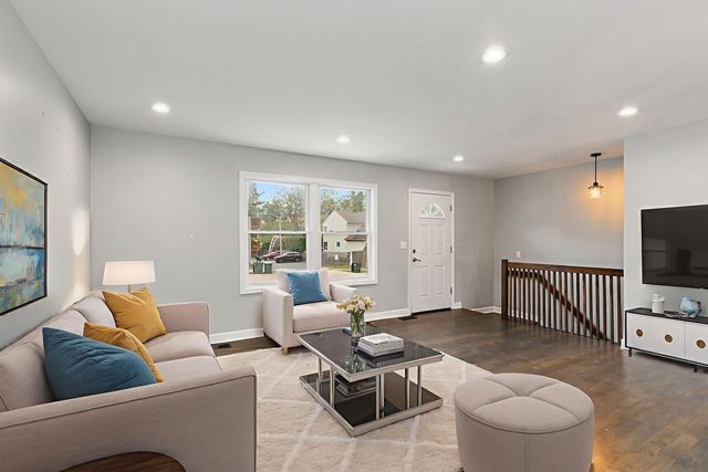 400 S Collins Street, South Elgin, IL 60177