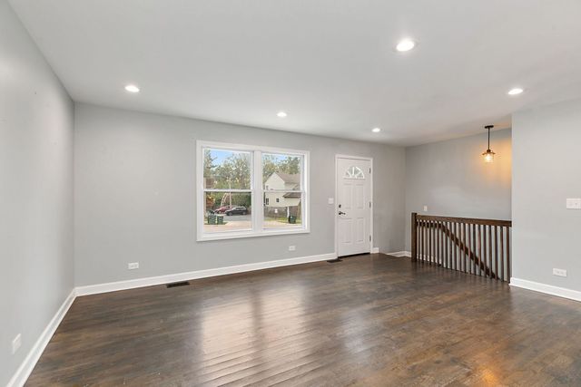 400 S Collins Street, South Elgin, IL 60177