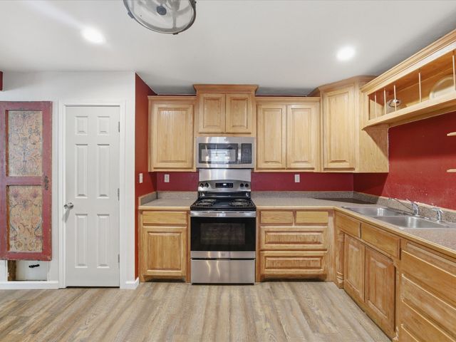 308 Oakwood Street, Chico, TX 76431