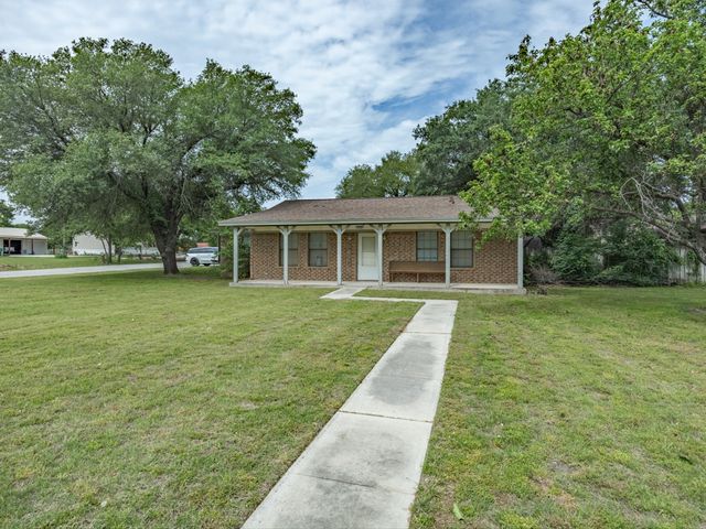 308 Oakwood Street, Chico, TX 76431