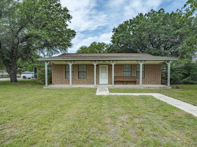 308 Oakwood Street, Chico, TX 76431
