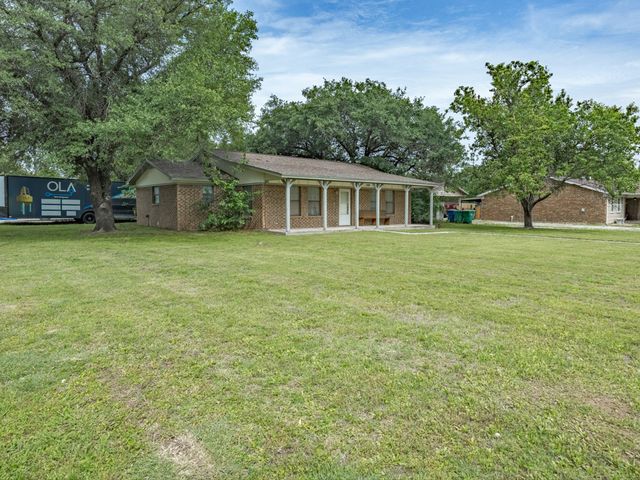 308 Oakwood Street, Chico, TX 76431