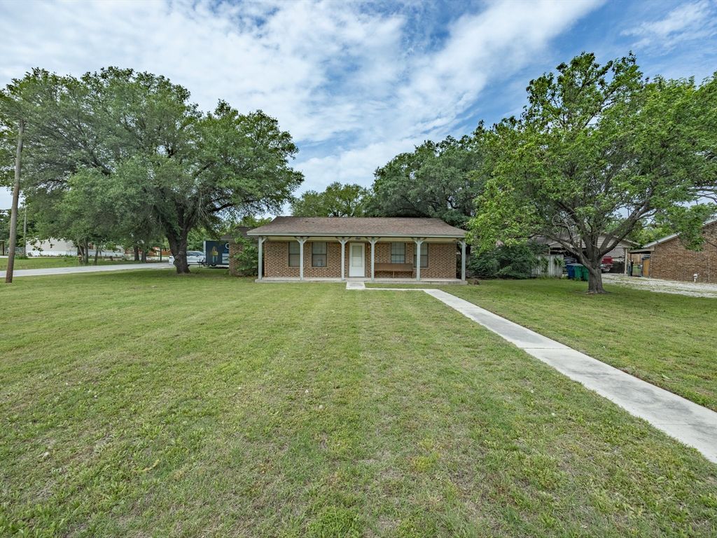 308 Oakwood Street, Chico, TX 76431