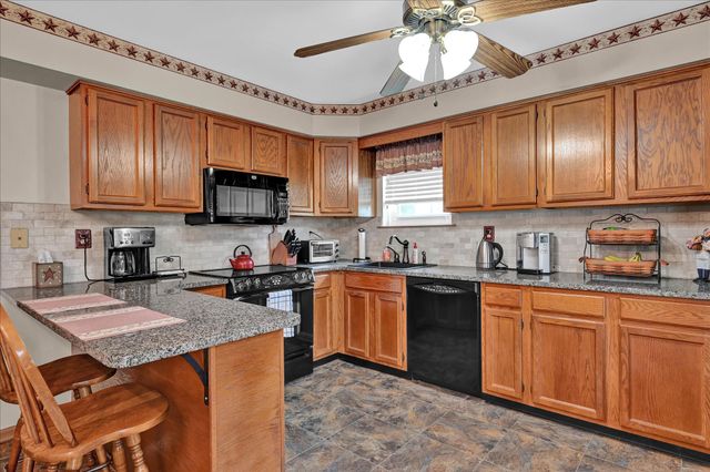 701 VILLAGE GREEN DR, Gilbertsville, PA 19525