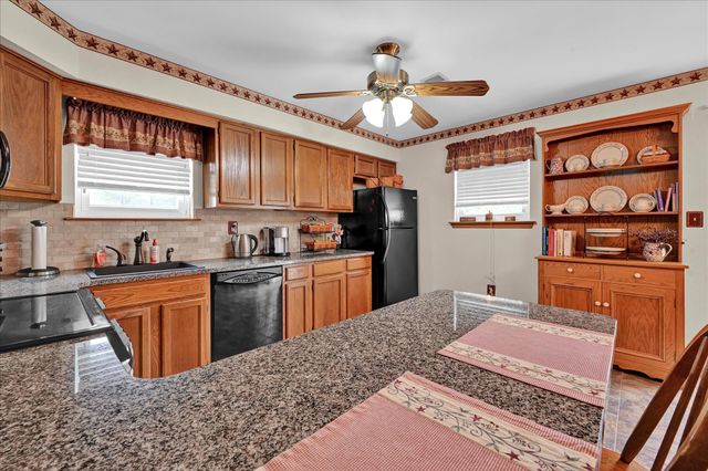 701 VILLAGE GREEN DR, Gilbertsville, PA 19525