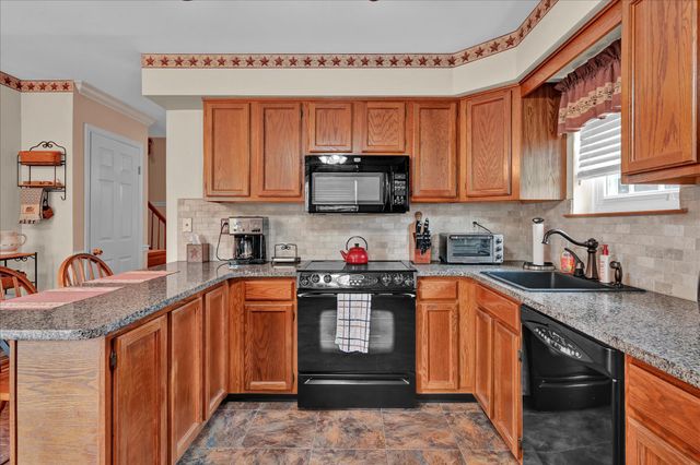 701 VILLAGE GREEN DR, Gilbertsville, PA 19525